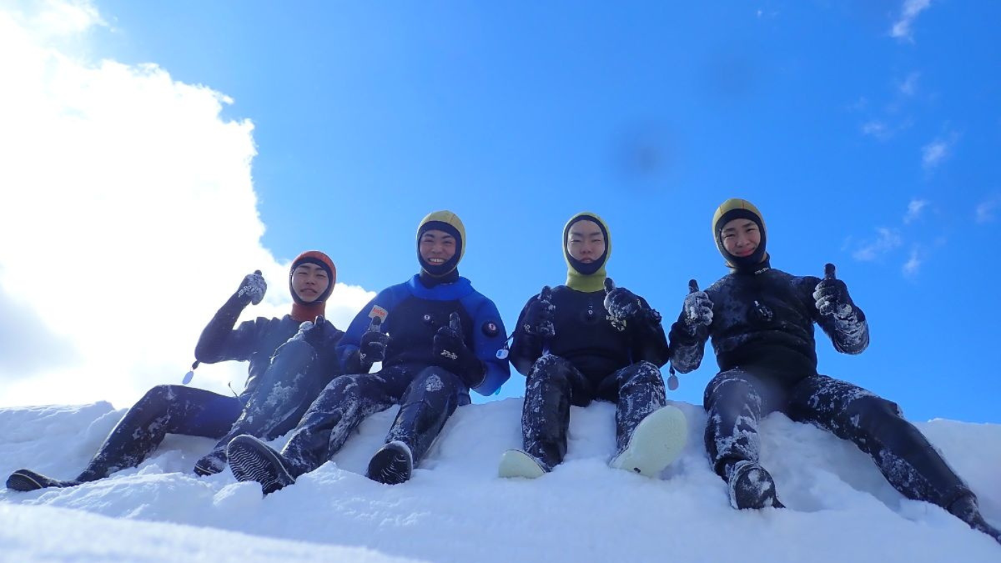 北海道支笏湖冰上健行｜挑戰裂冰跳水、冰面漂浮