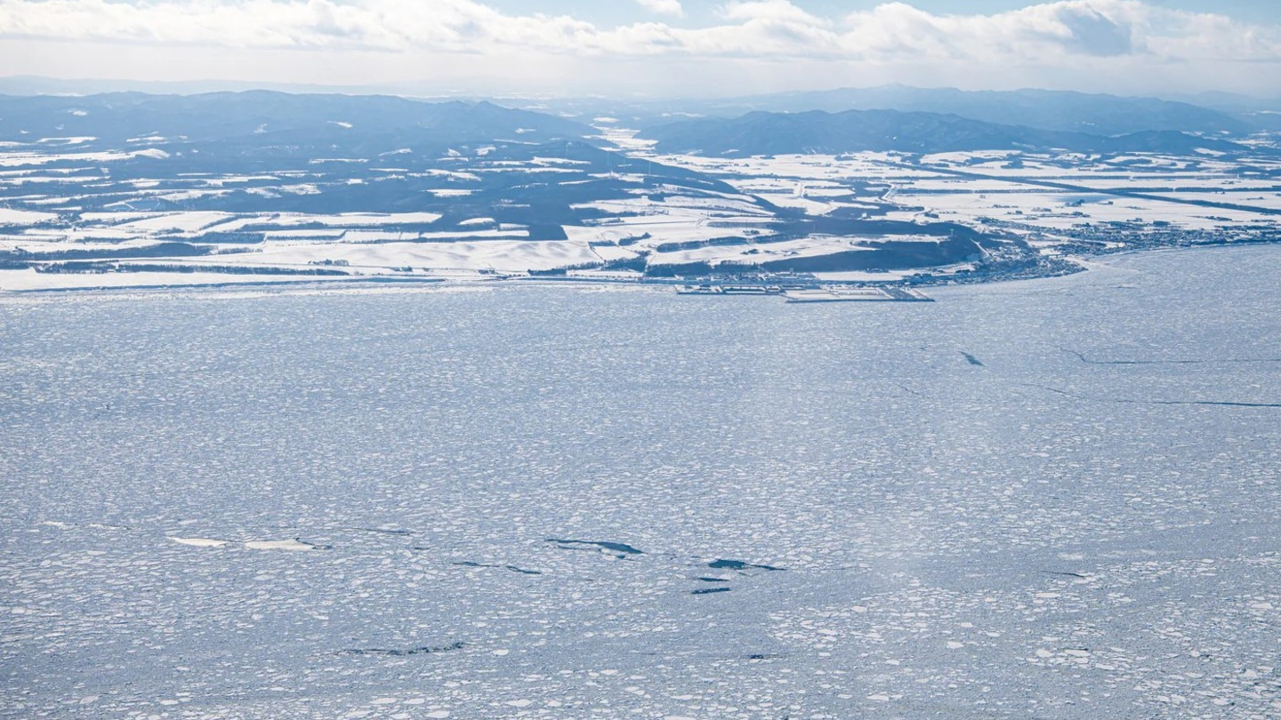 北海道網走流冰包機｜俯瞰冬季鄂霍次克海流冰