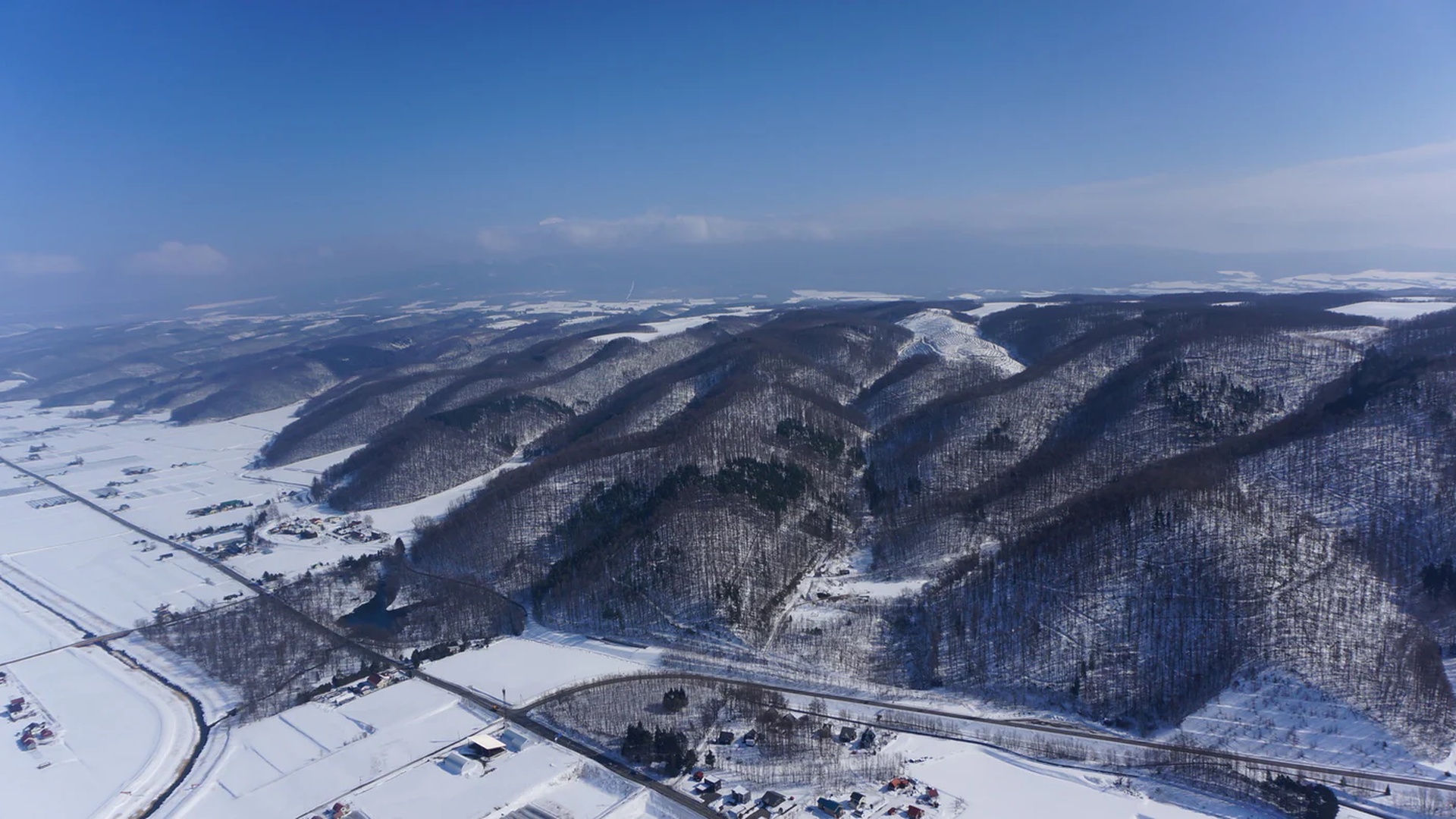 北海道富良野動力滑翔傘高空體驗｜俯瞰四季拼布之路與十勝岳連峰