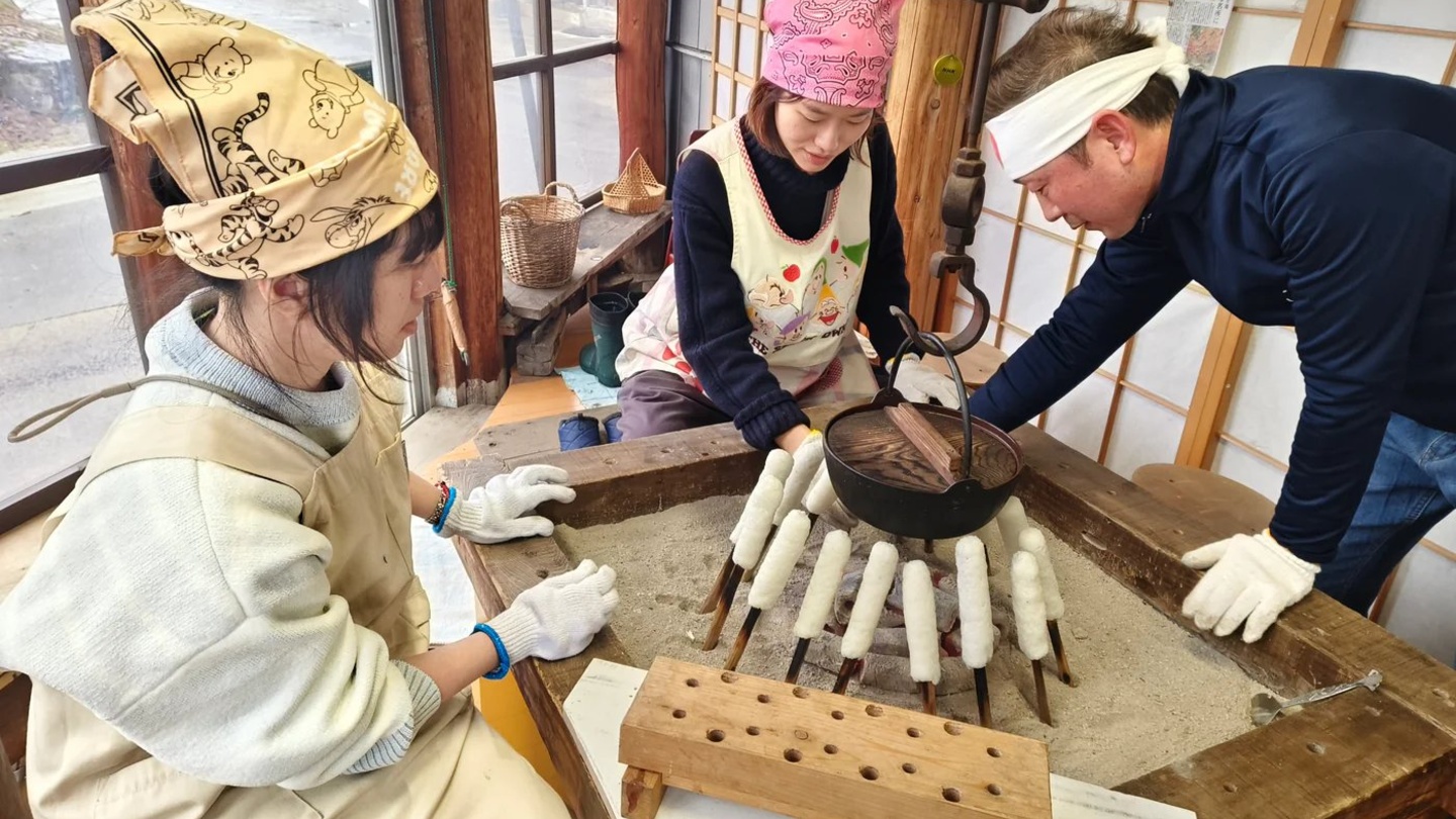 秋田縣大館市烤米棒手作體驗｜圍爐裡的秋田味