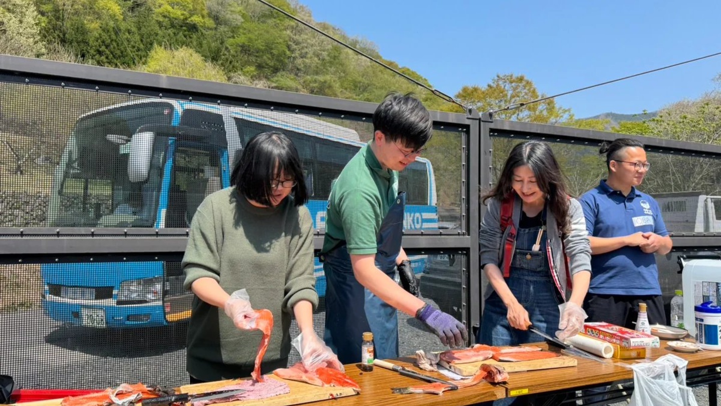 岩手縣大槌町桃畑鮭魚工坊｜親手釣魚與分切教學・現烤鮭魚料理