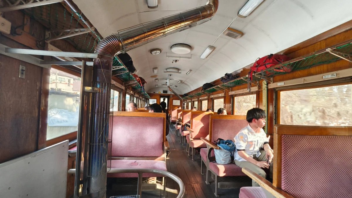 青森縣津輕鐵道煤炭暖爐列車體驗｜爐邊烤魷魚與冬季限定暖爐便當