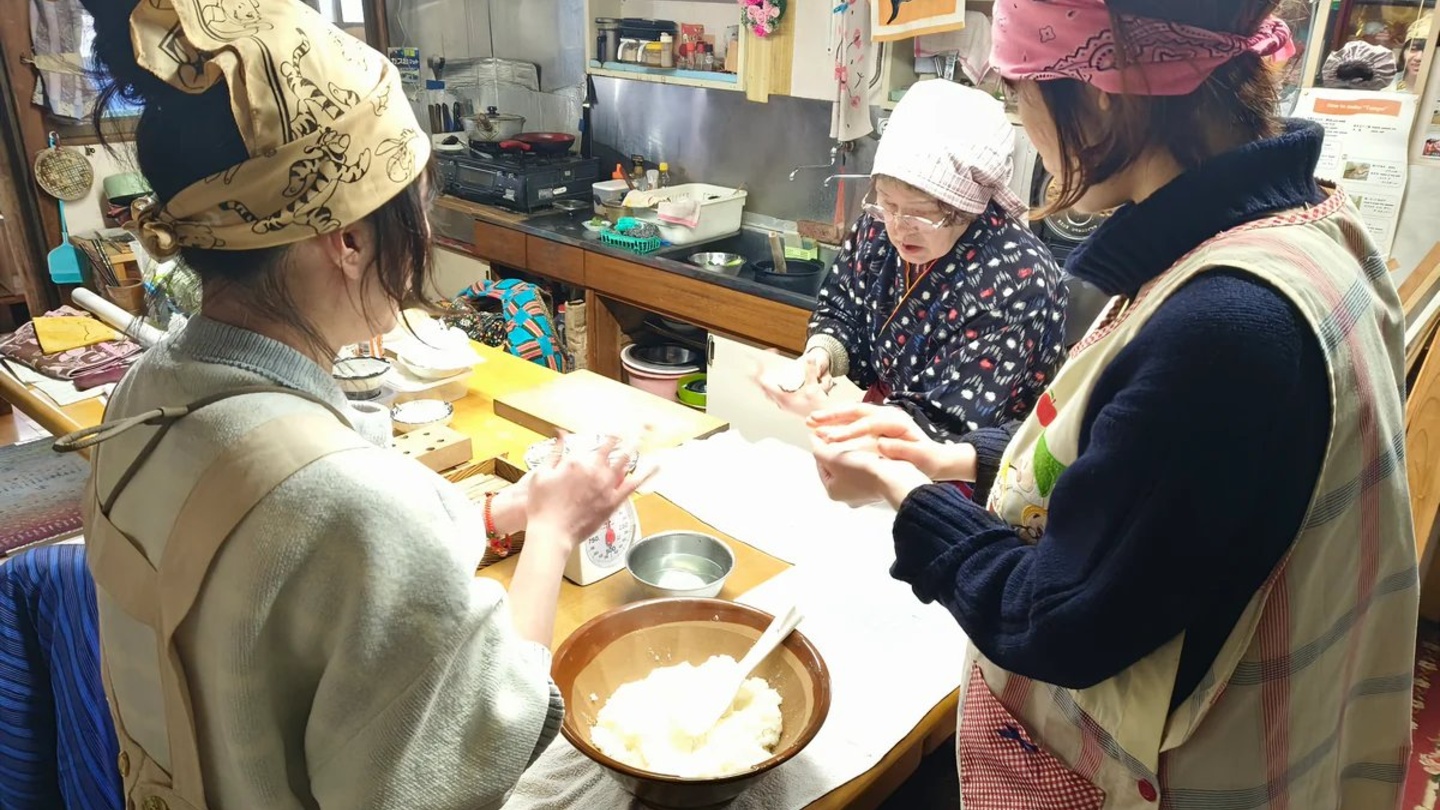秋田縣大館市烤米棒手作體驗｜圍爐裡的秋田味