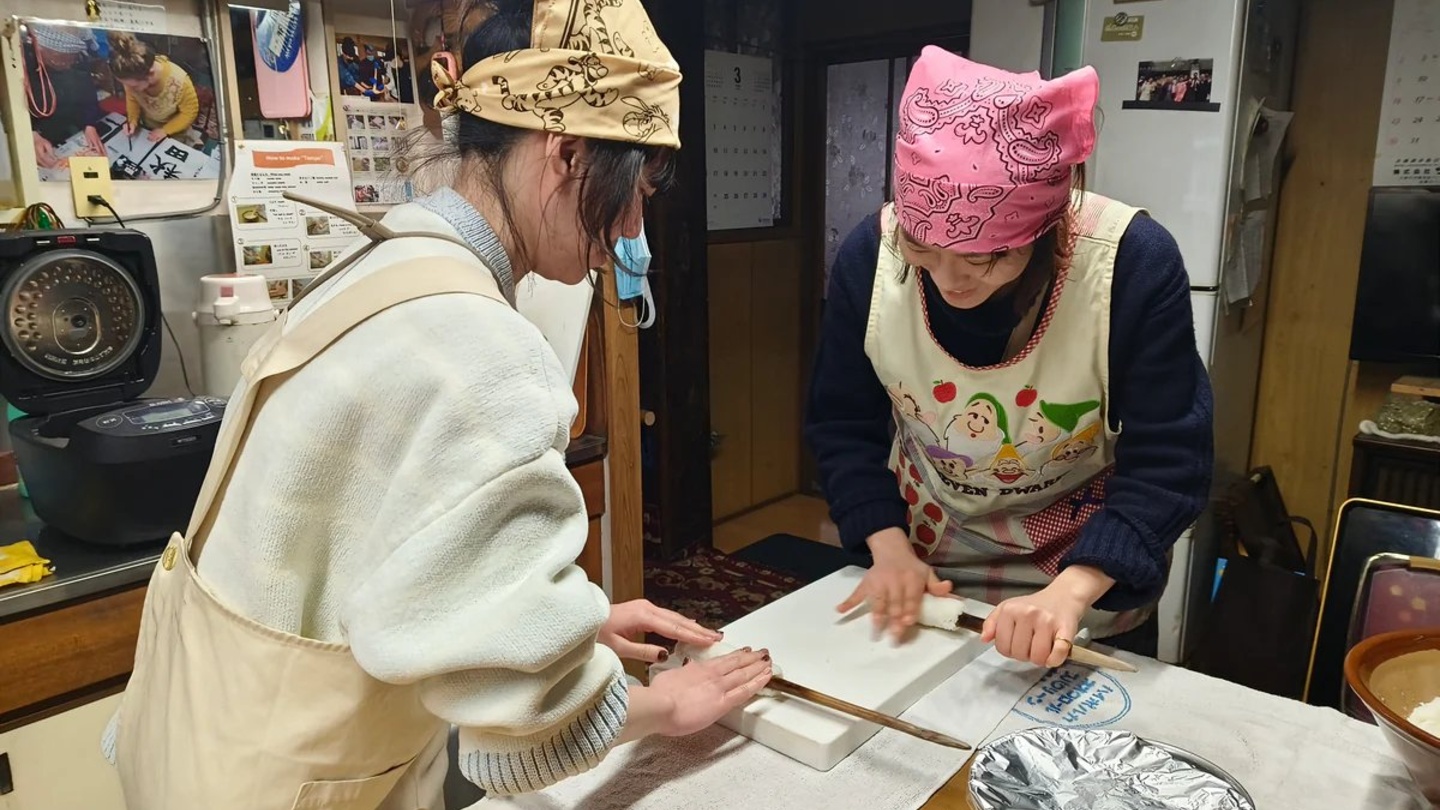 秋田縣大館市烤米棒手作體驗｜圍爐裡的秋田味
