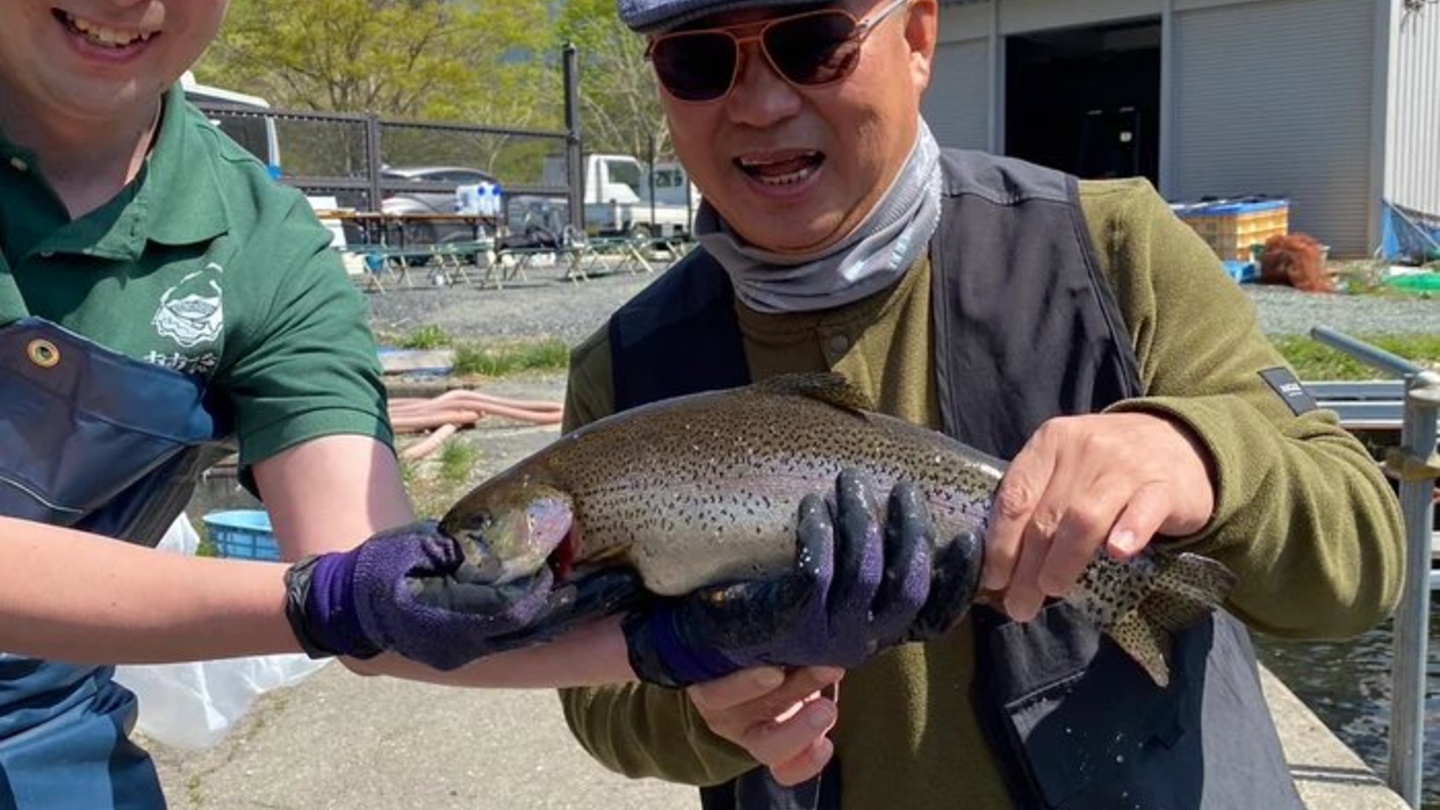 岩手縣大槌町桃畑鮭魚工坊｜親手釣魚與分切教學・現烤鮭魚料理