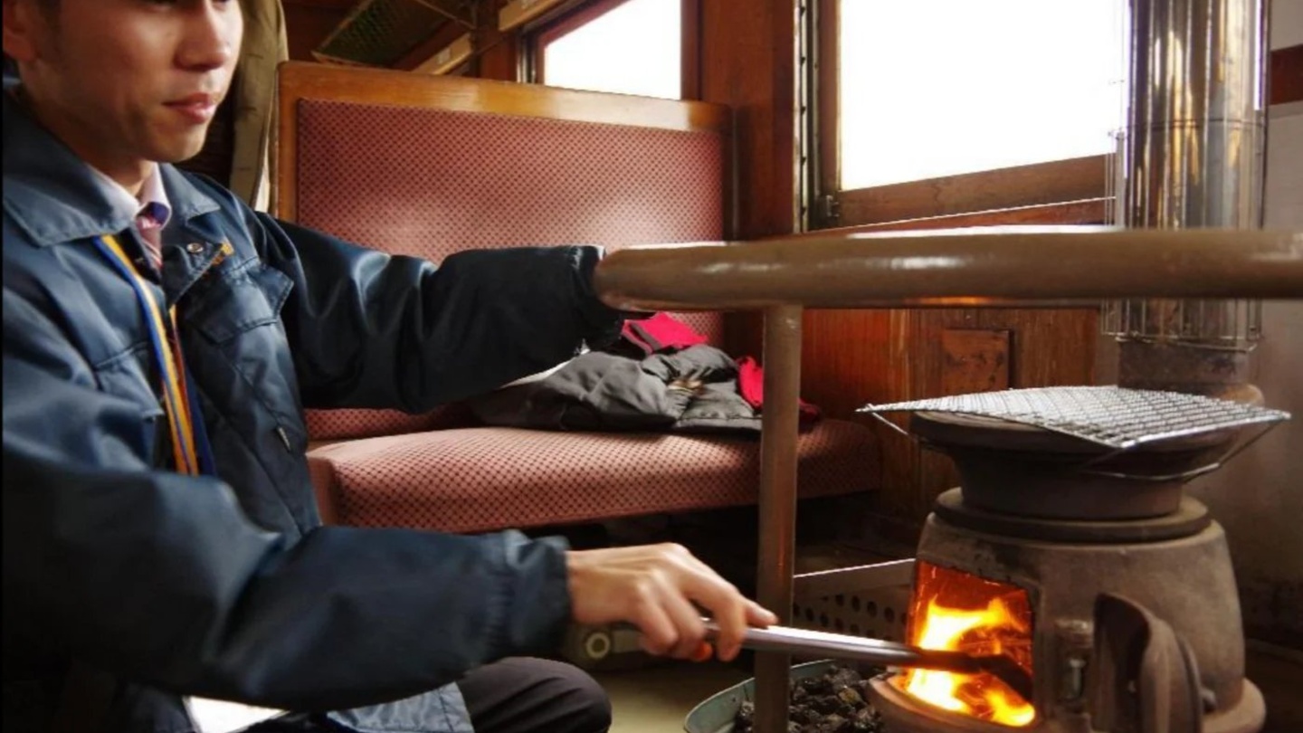 青森縣津輕鐵道煤炭暖爐列車體驗｜爐邊烤魷魚與冬季限定暖爐便當