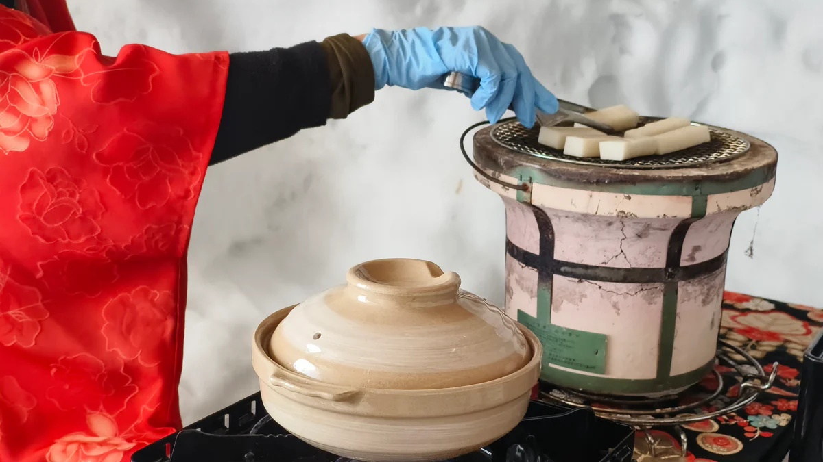 十日町｜傳統蓑衣穿戴與雪洞圍爐體驗新潟縣十日町傳統蓑衣穿戴與雪洞圍爐體驗｜穿上傳統稻草裝備化身雪國職人