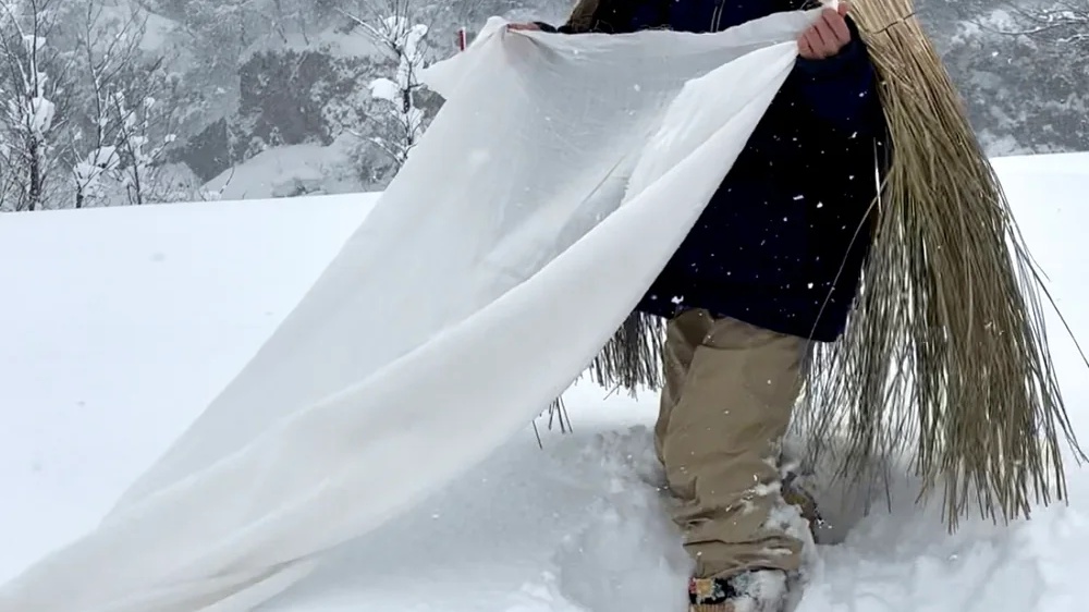 十日町｜傳統蓑衣穿戴與雪洞圍爐體驗新潟縣十日町傳統蓑衣穿戴與雪洞圍爐體驗｜穿上傳統稻草裝備化身雪國職人