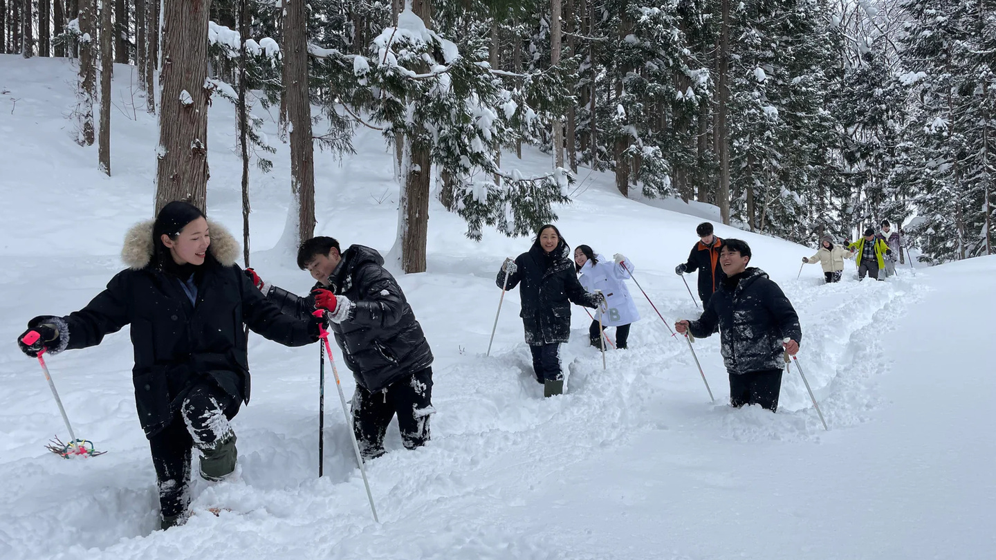 秋田阿仁「又鬼」文化體驗｜從熊蹤尋覓、山菜料理到冬季竹編雪鞋健行