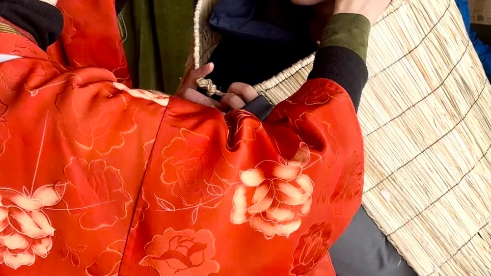 十日町｜傳統蓑衣穿戴與雪洞圍爐體驗新潟縣十日町傳統蓑衣穿戴與雪洞圍爐體驗｜穿上傳統稻草裝備化身雪國職人